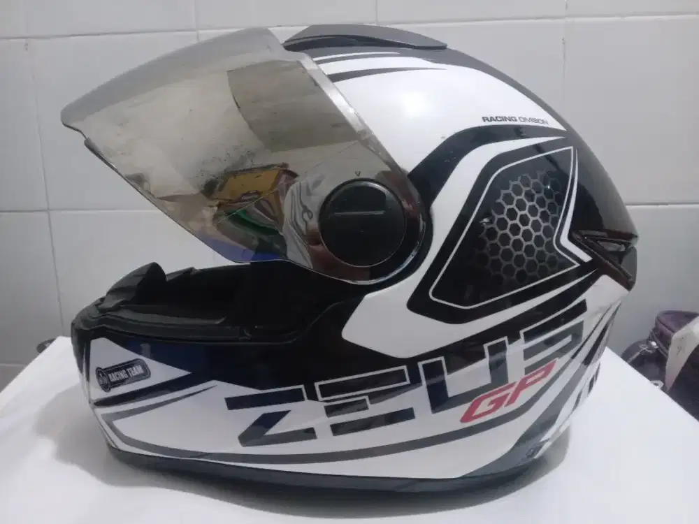 Helm Zeus 811 second