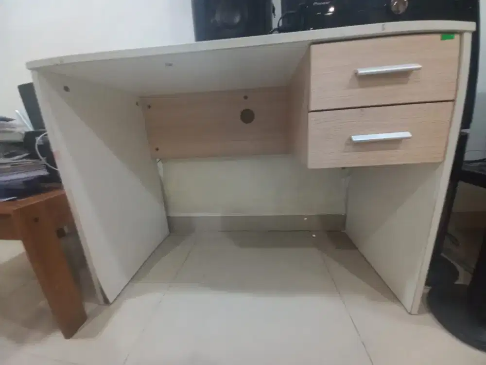 Meja Desk putih