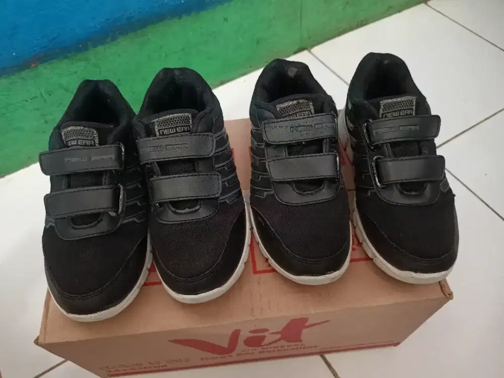 Dijual 2 pasang sepatu anak bekas bersih wangi