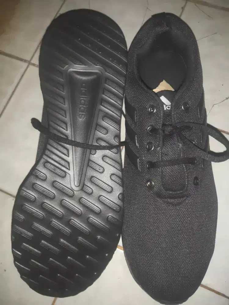 Sepatu kets ukuran 47