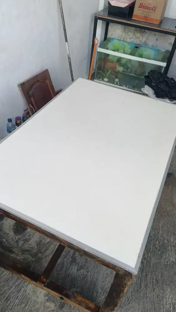 Meja makan putih