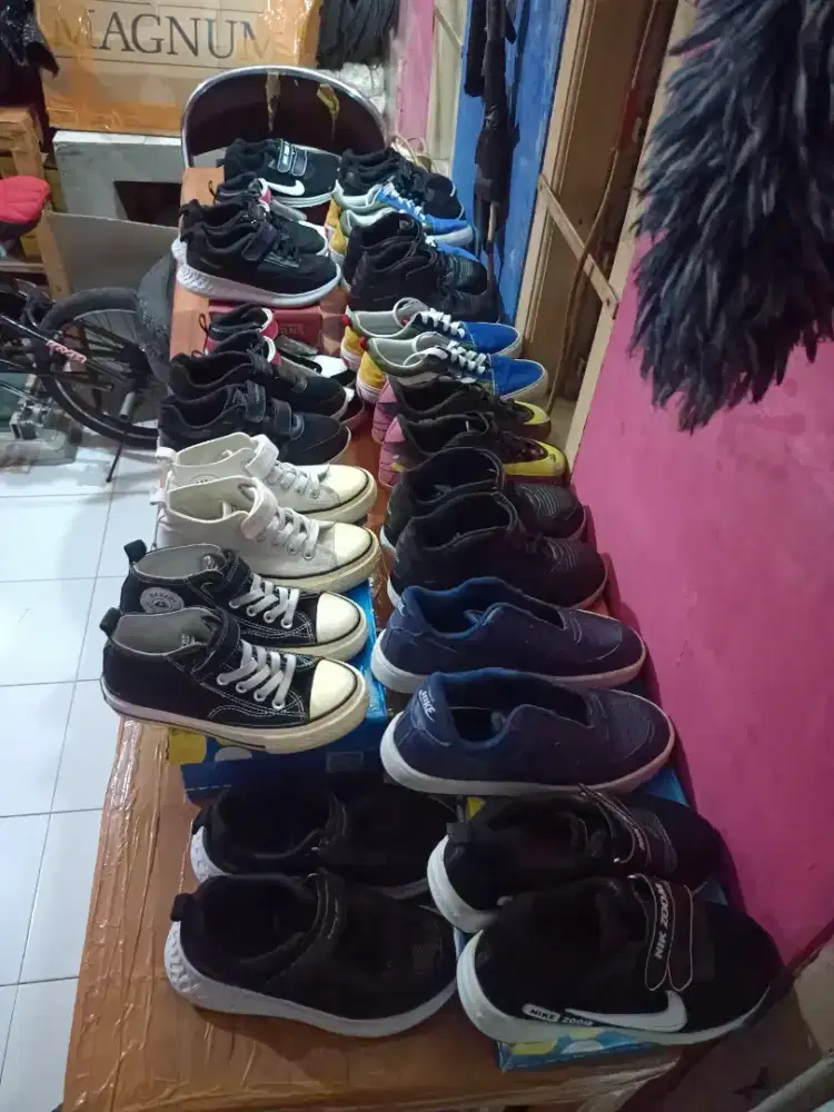 Take all 14 pasang sepatu anak bersih tanpa debu