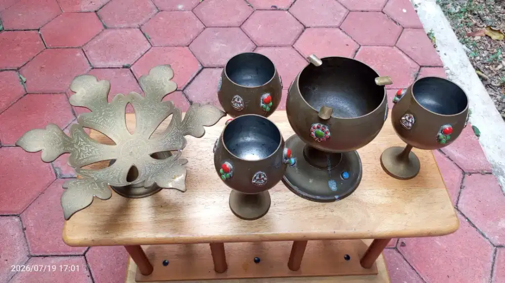 Set Pajangan Kuningan Antik – Ornamen Batu Warna & Ukiran Klasik