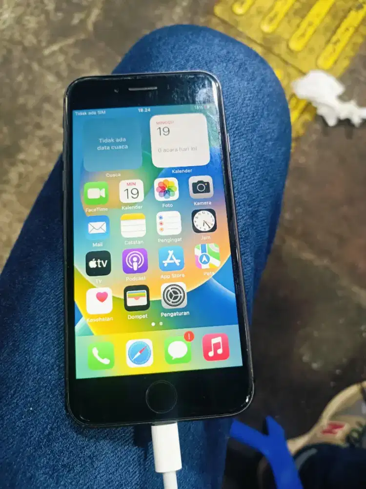 Iphone 8.  64 gb intrr