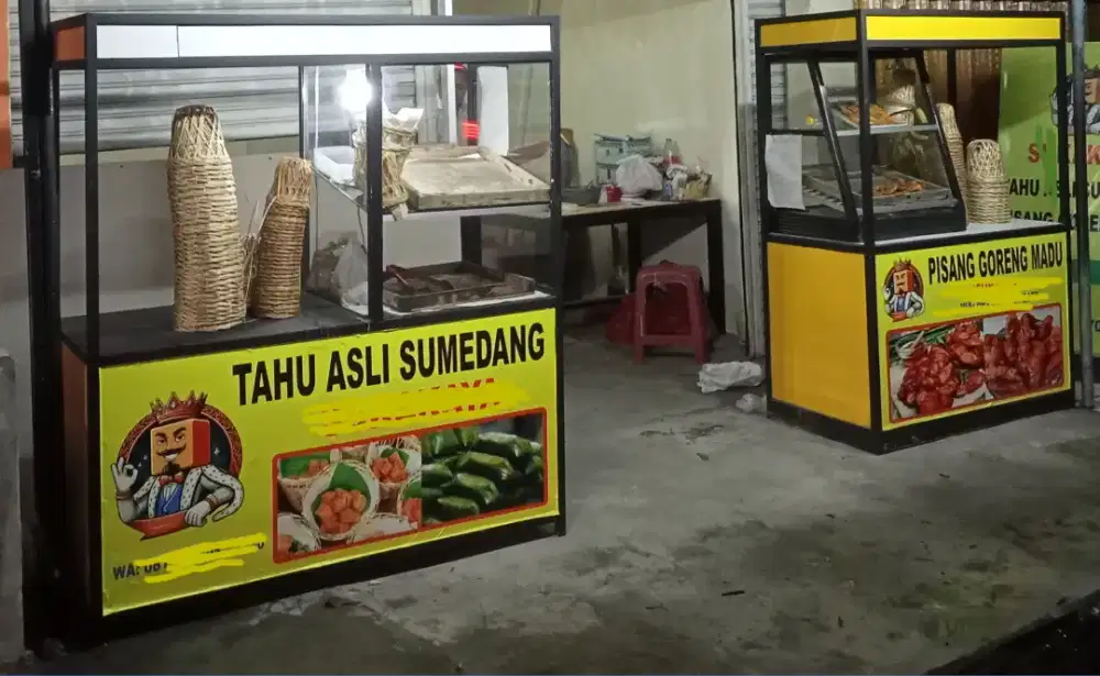 2 Etalase masing2 lebar 150cm dan 145cm tinggi 200cm.