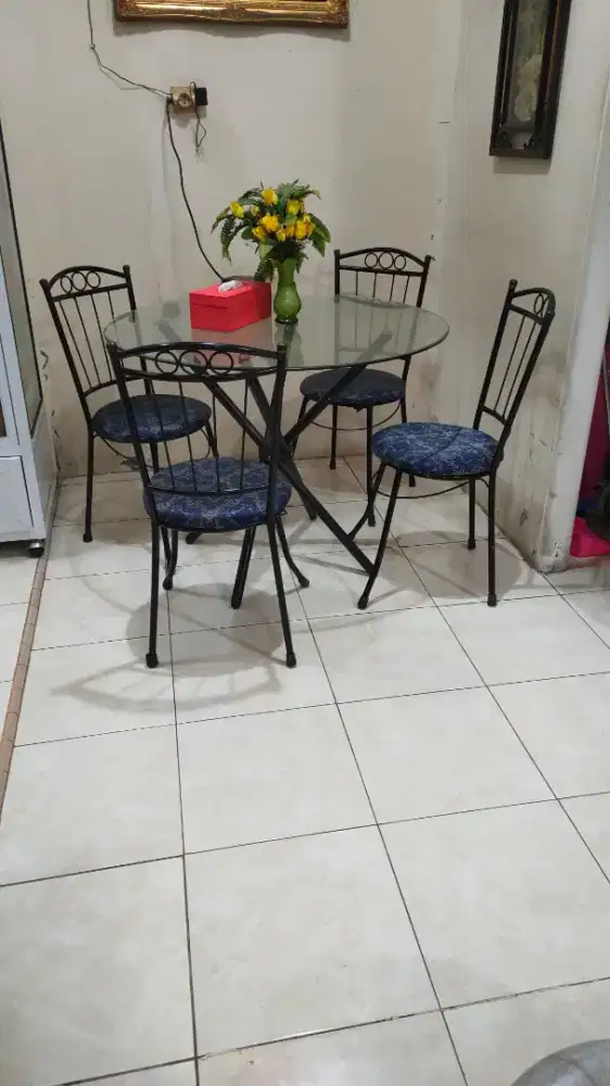 Dijual Meja Makan Minimalis  plus kursi 1850jt