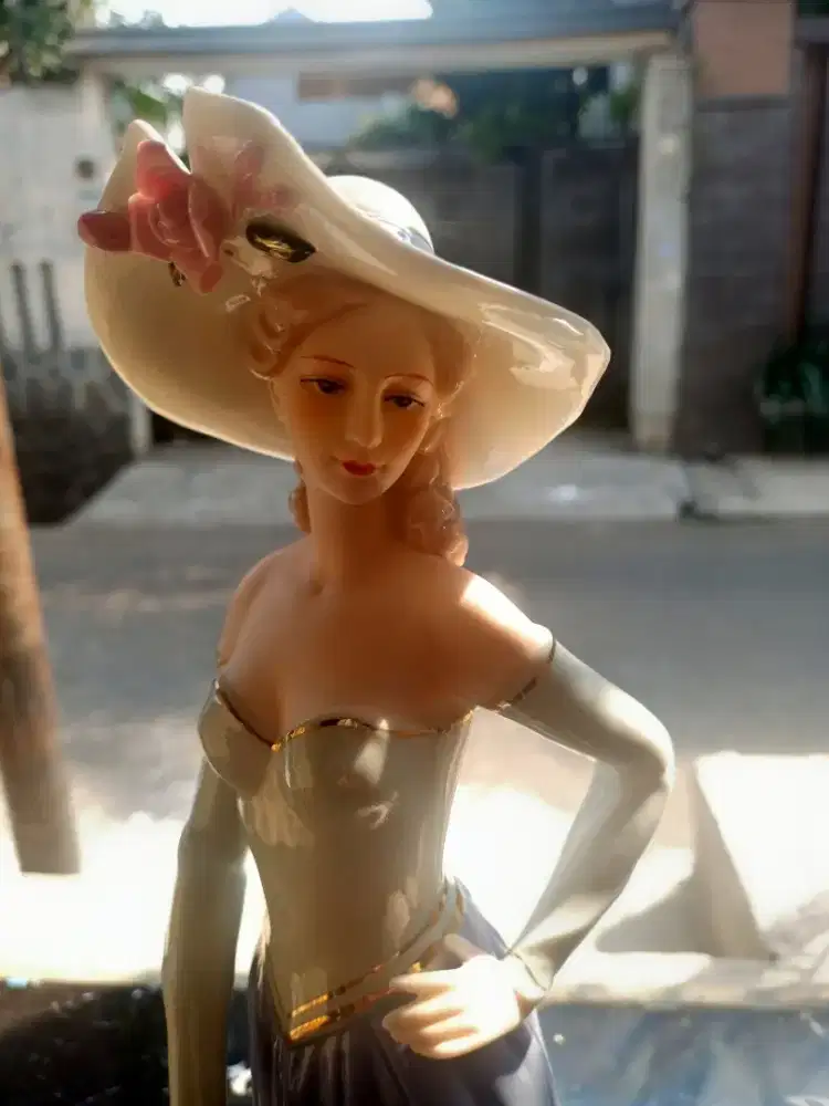 Patung porselen