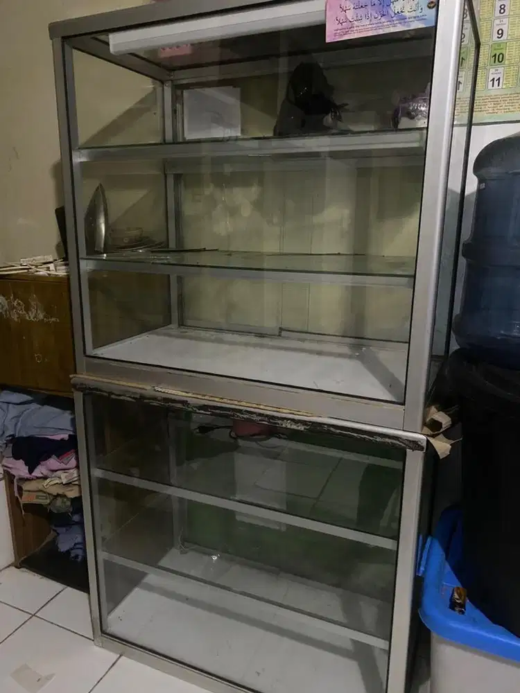 Dijual etalase kaca