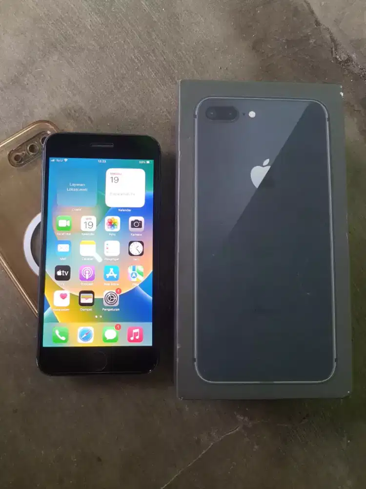 Iphone 8+ 64gb kelengkapan hp+kotak aja all operator