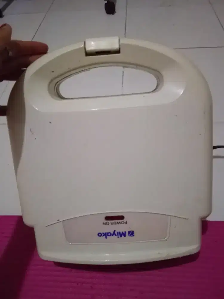 Pemanggang roti atau toaster