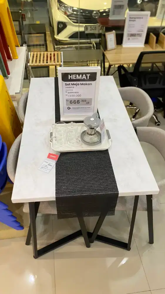 Meja makan warna marble