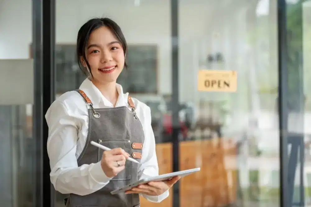 Karyawati kedai Pecel Madiun penempatan Serpong Tangerang