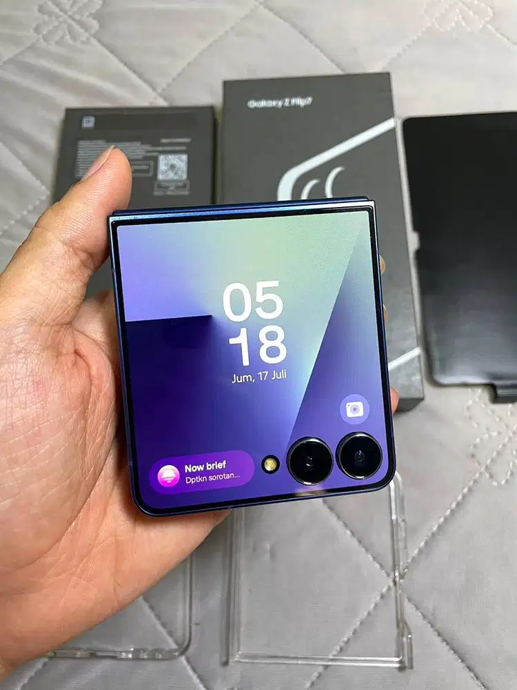 Samsung Z Flip 7 256gb Like new Scare aktif