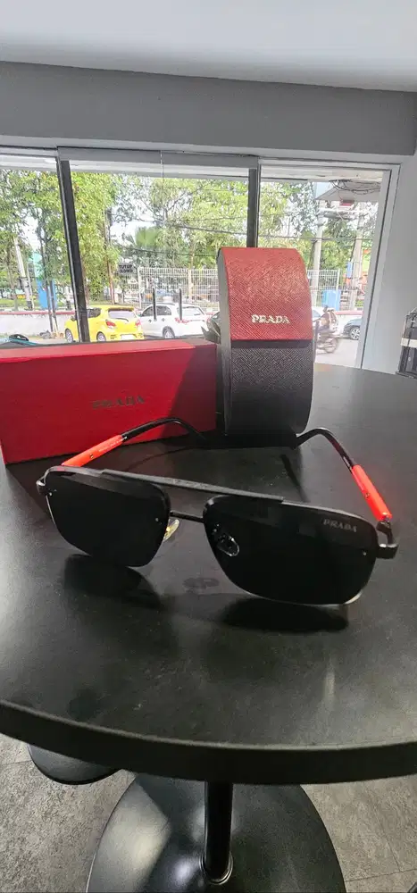 Kacamata Hitam Prada Baru