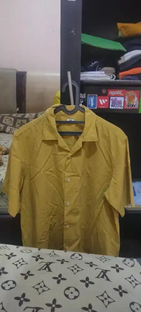 Kemeja Uniqlo Warna Kuning