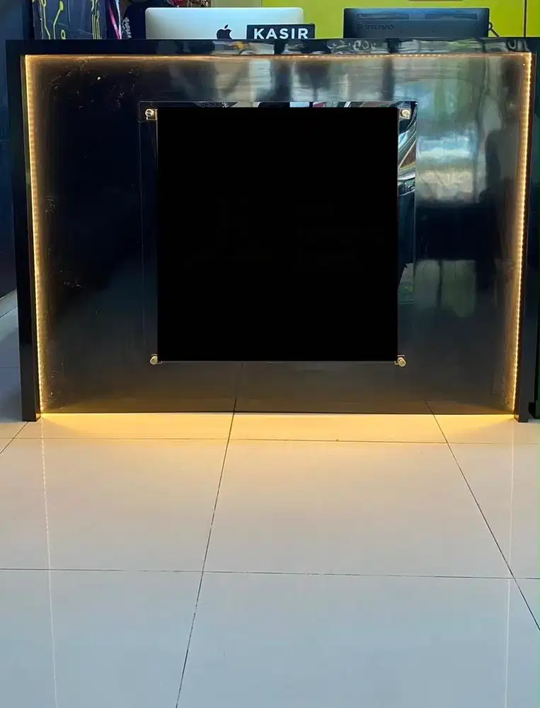 Satu set etalase dan meja admin