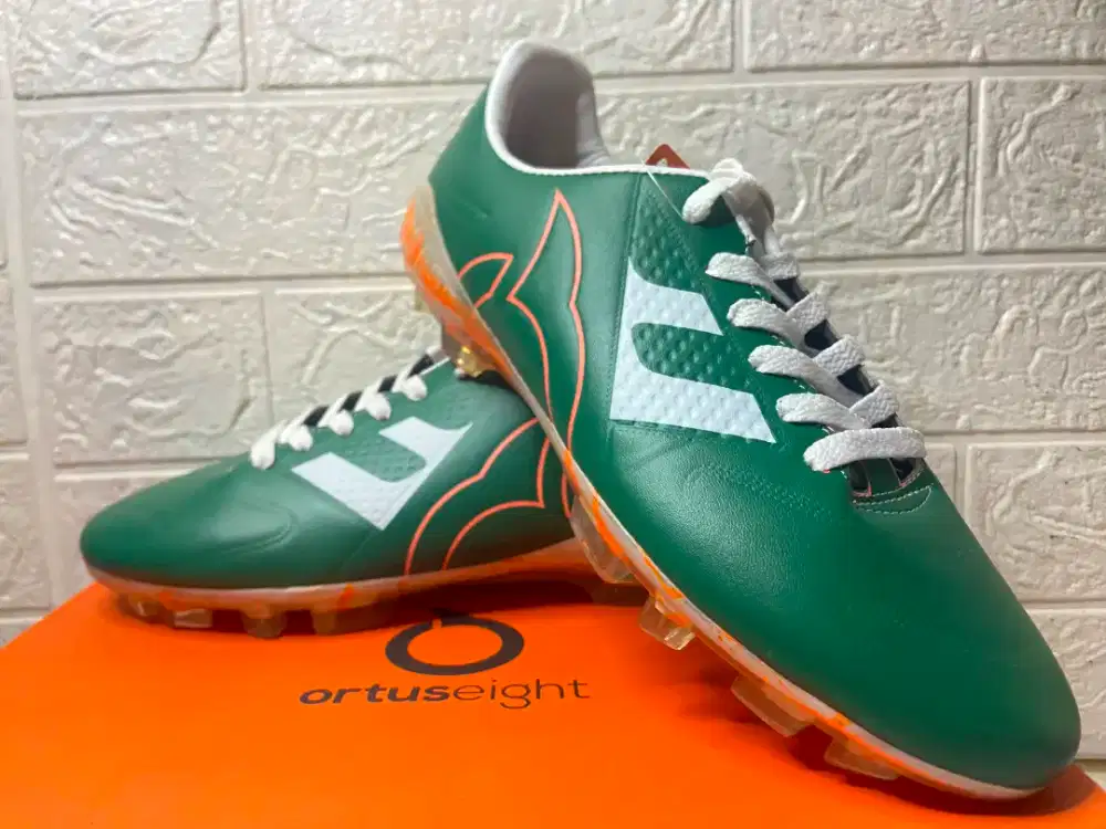 Sepatu bola dewasa