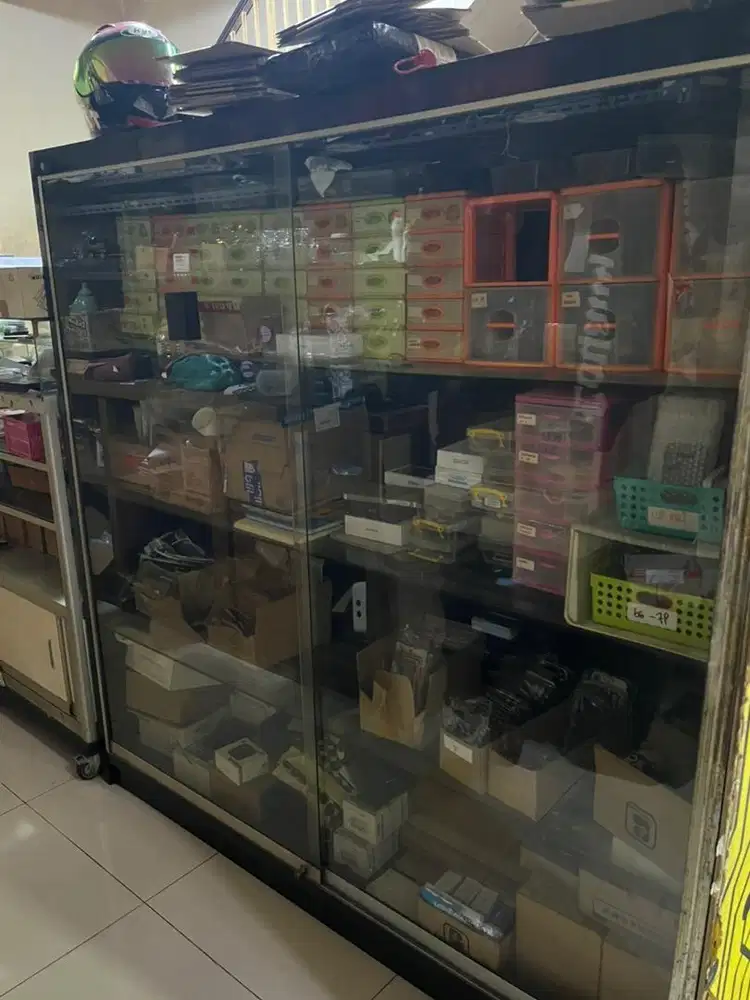 Lemari display kayu