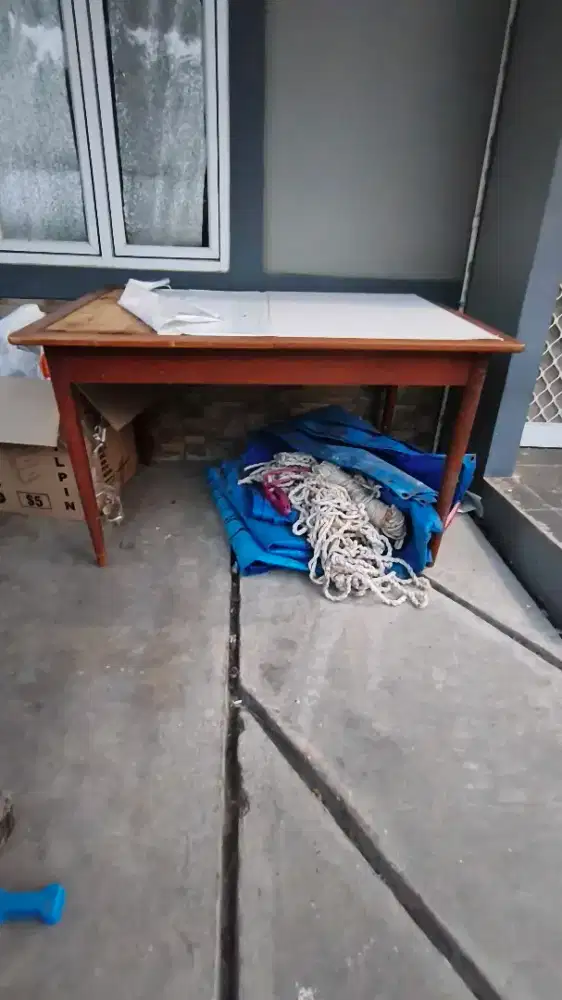Meja makan kayu