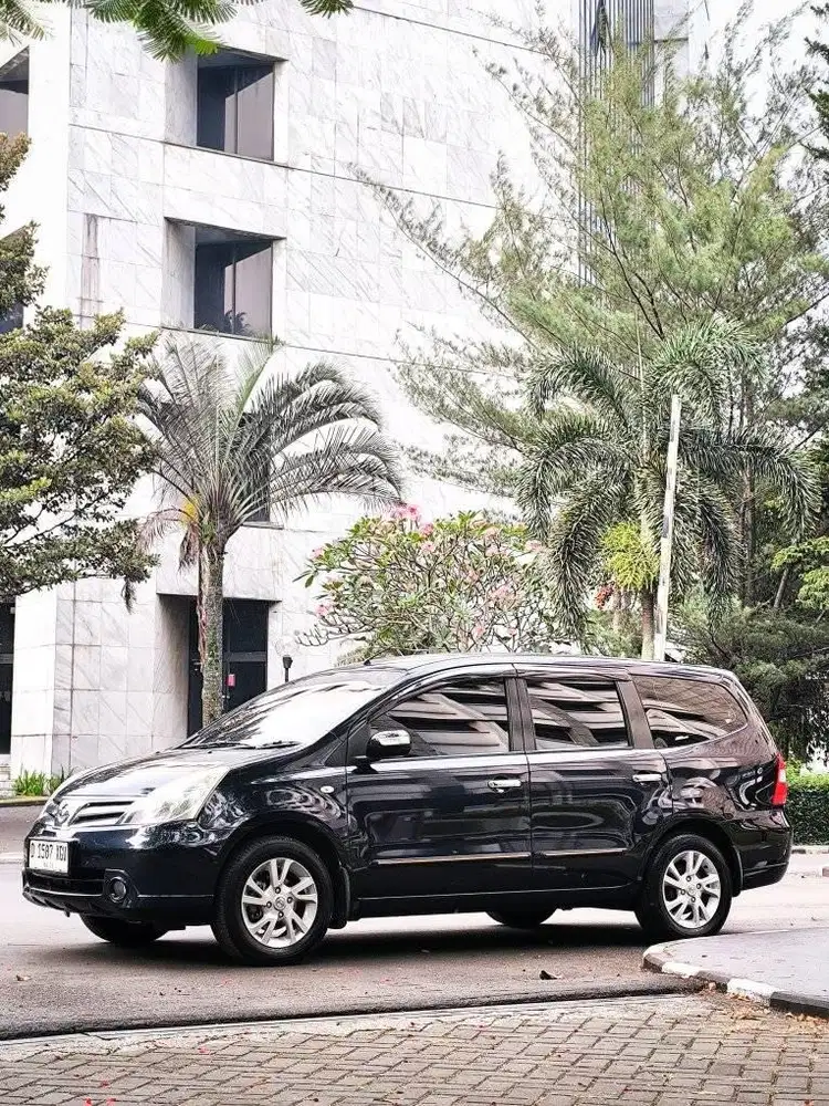 LOW KM // NISSAN GRAND LIVINA ULTIMATE 1.5 AT 2011 FULL ORIGINAL