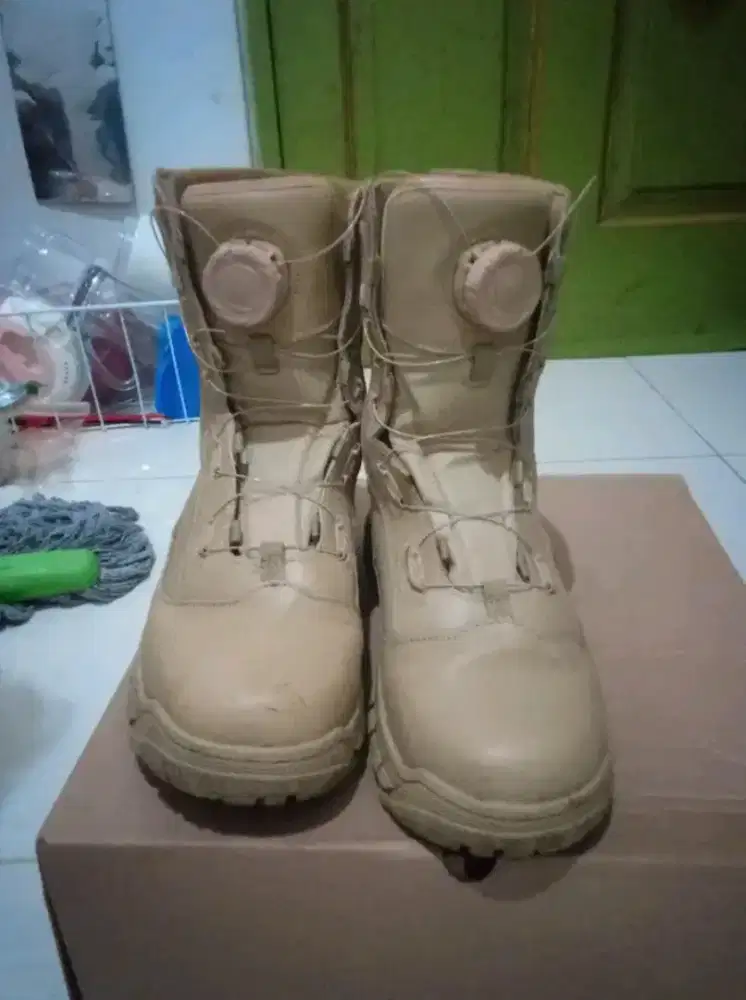 Sepatu boots safety cowok