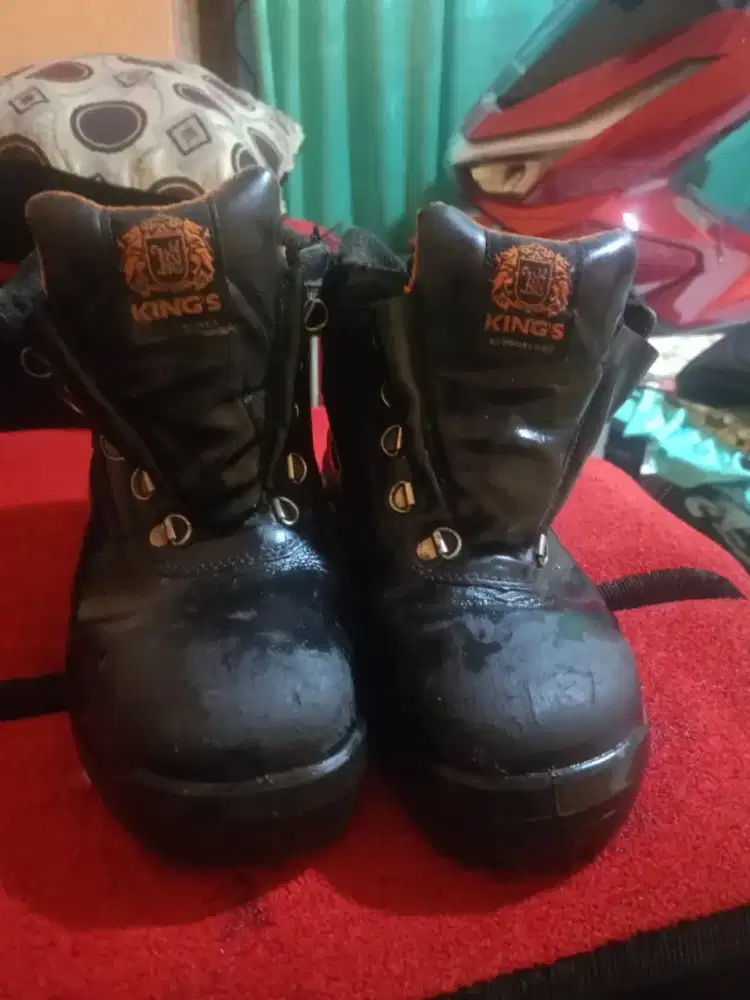 Sepatu safety merk kings