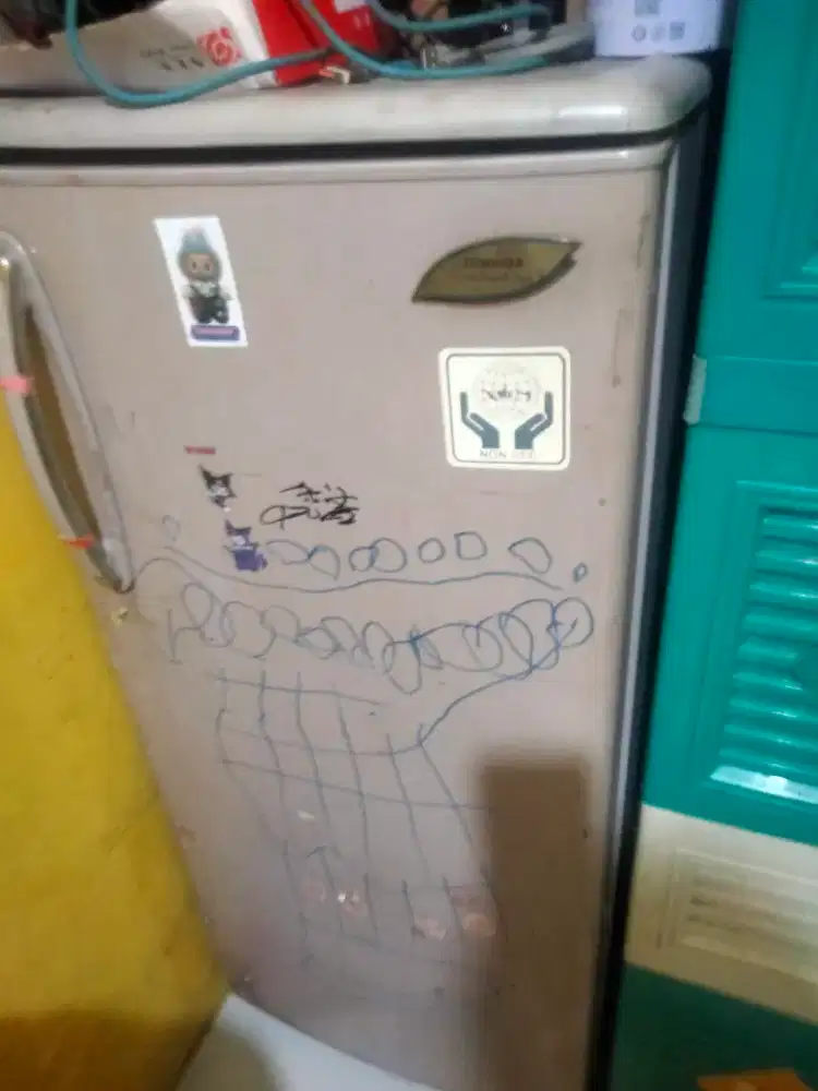 Freezer 6 rak Toshiba normal dingin