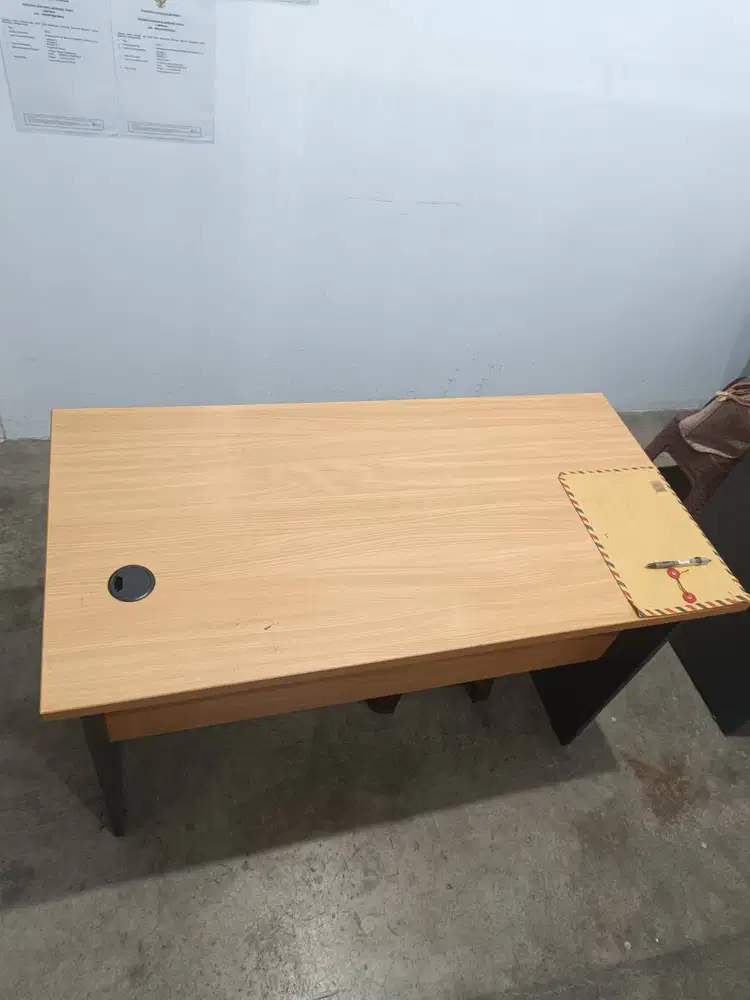 Dijual Meja Kantor 4 pcs