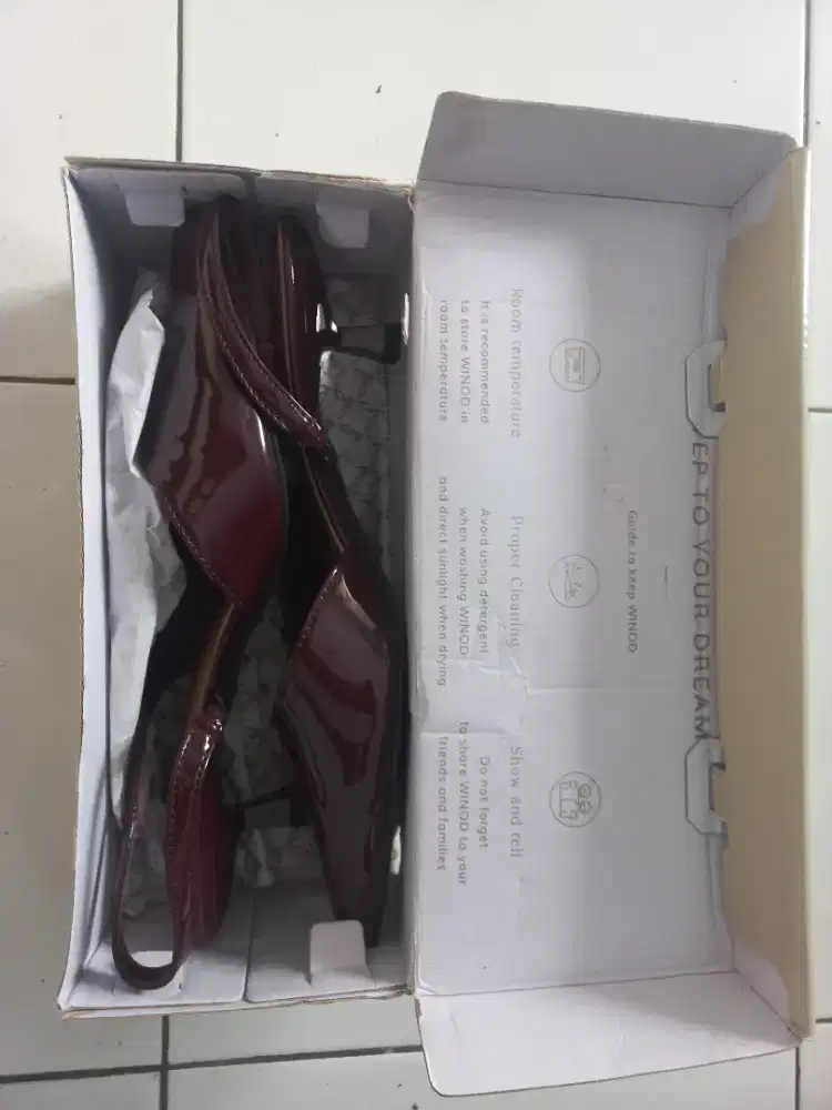 Sepatu merah bekas