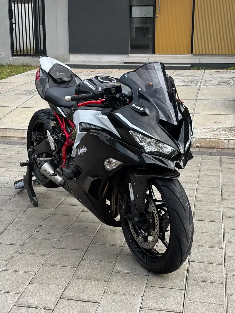 ZX25R ABS SE 2021 Red Chasis