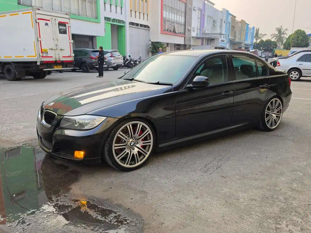 BMW 320i 2009 Bensin