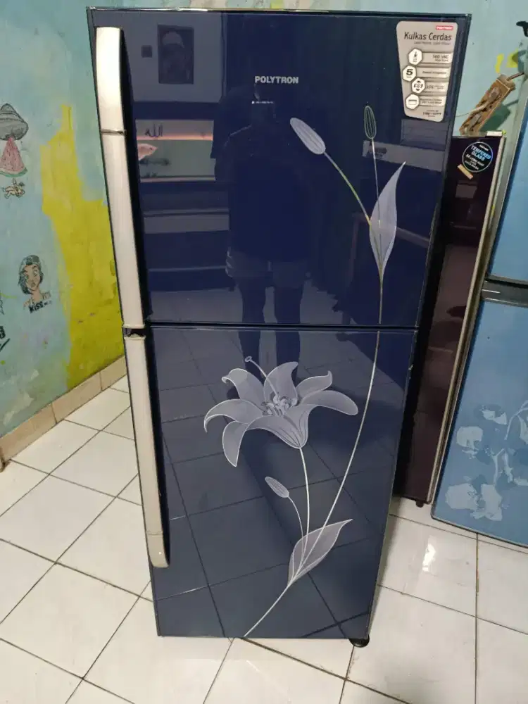 Kulkas 2 pintu merek polytron