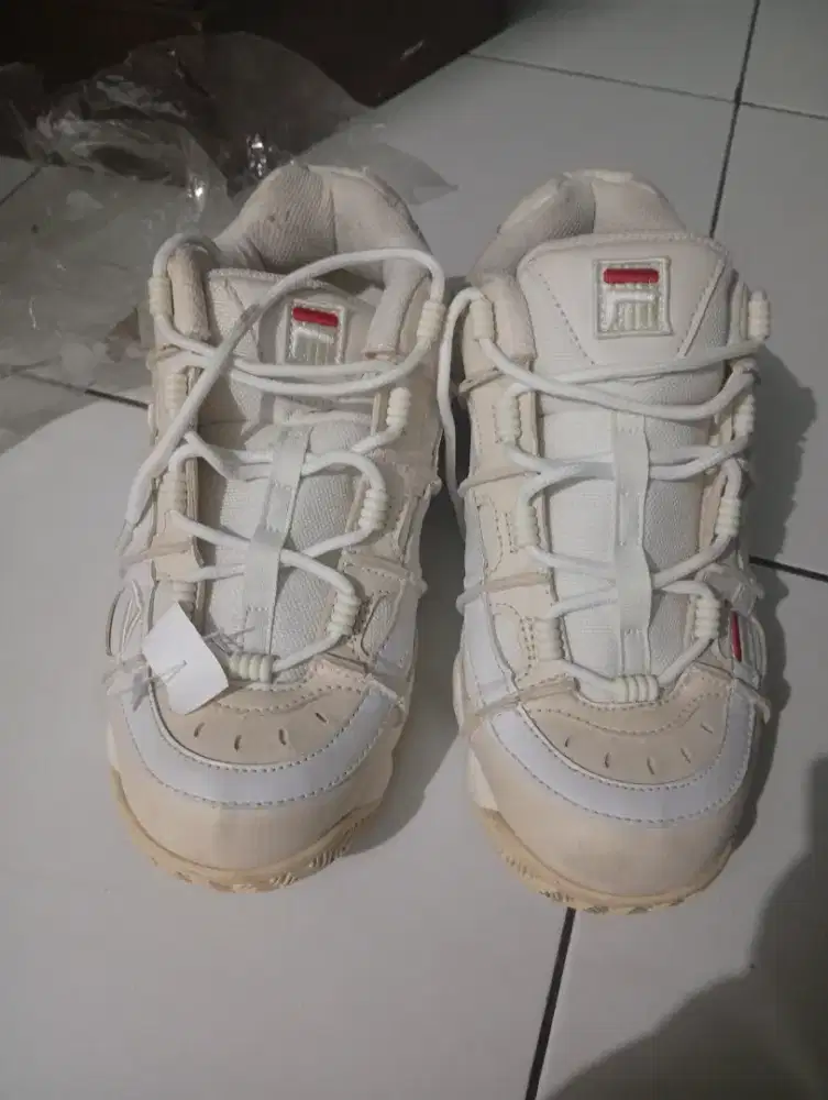 Sepatu fila barricade