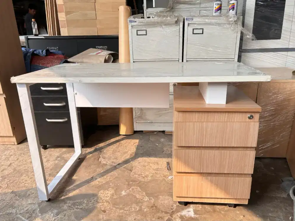 Meja kantor laci stok sedikit