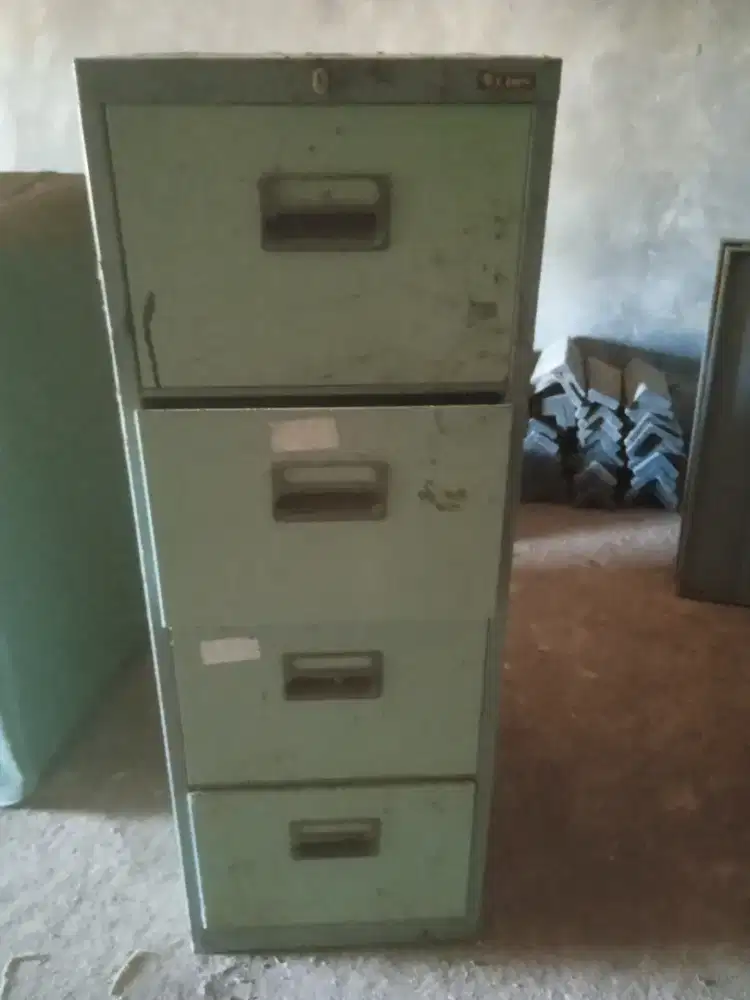 D jual dua buah lemari filing kabinet. Lemari laci dn lemari kaca