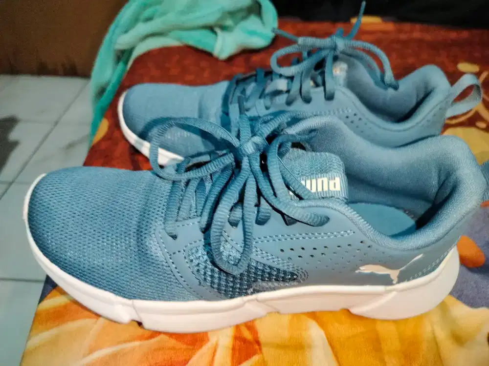 Sepatu Run Warna Biru Merek Puma