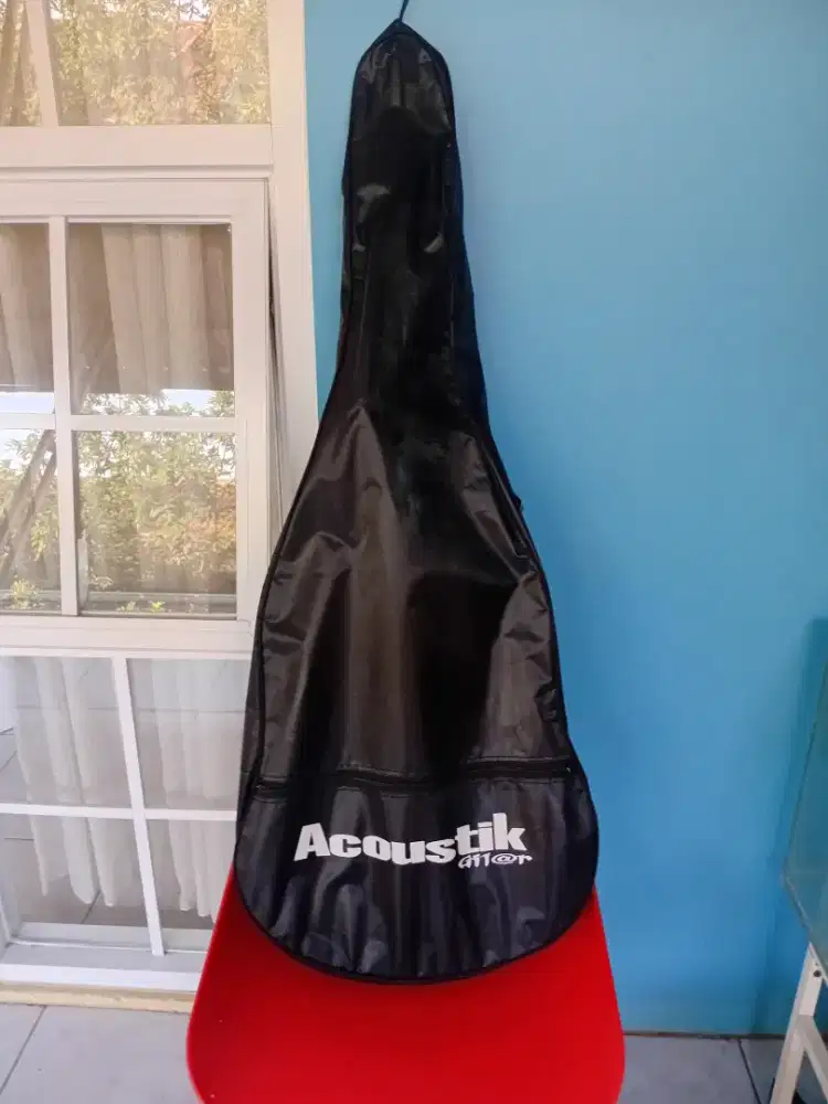 Di obral gitar akustik plus sarung nya