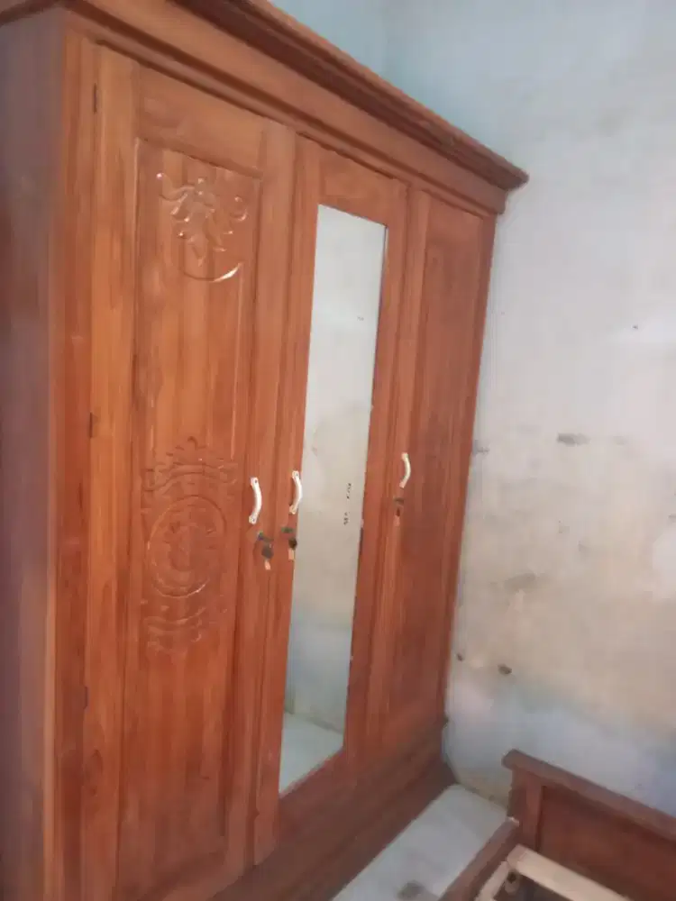 Lemari Pakaian Besar