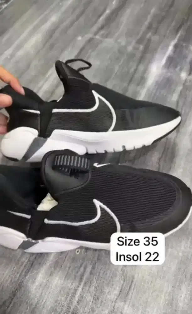 Sepatu Nike hitam putih