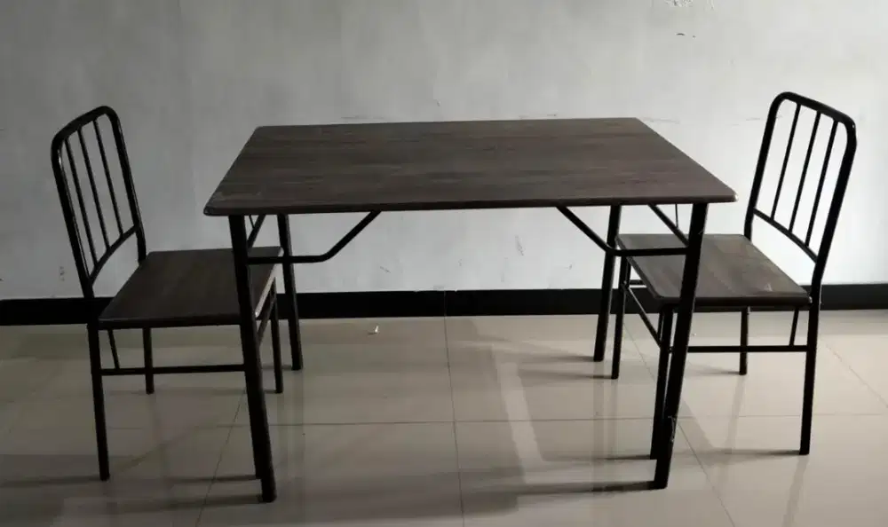 Satu set meja makan