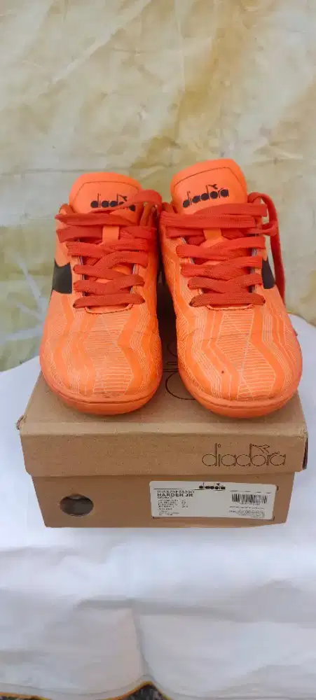 Sepatu bola futsal Diadora