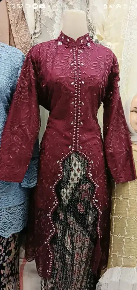 satu stel kebaya dan rok batik
