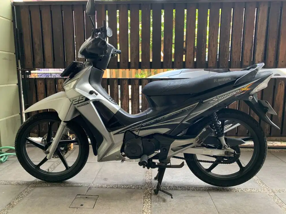 SUPRA X 125 Black Grey Ban Tubeless