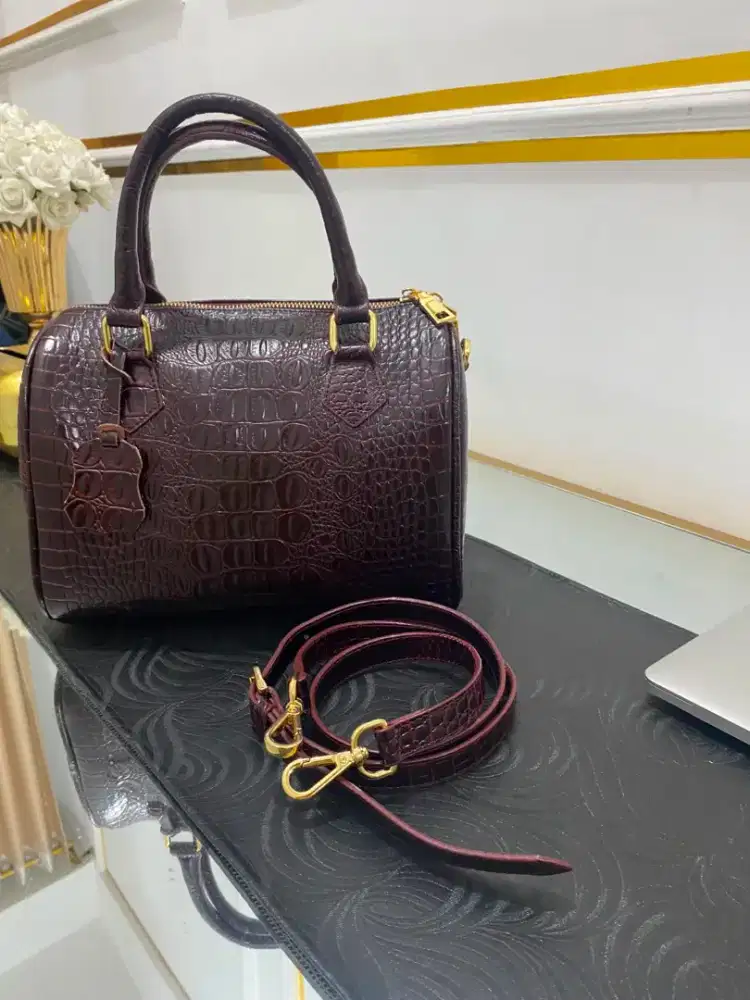 Tas kulit  warna brugendy
