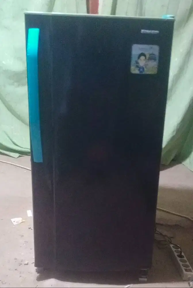 Kulkas 1 pintu SHARP.Mesin Original Pabrik belum pernah rusak.