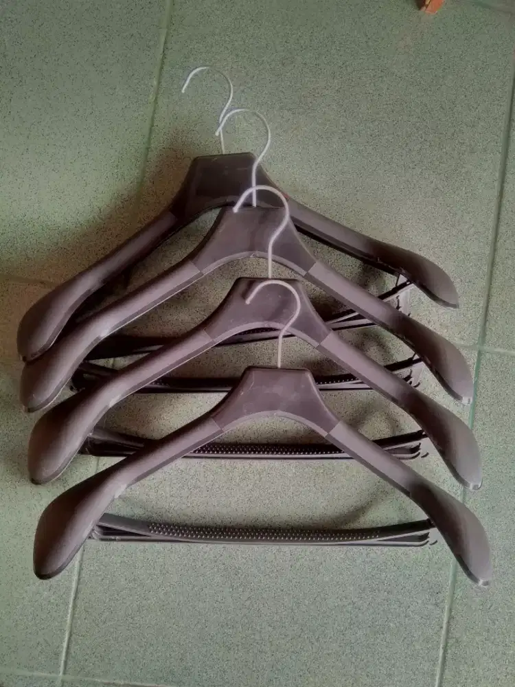 Gantungan Jas Baju Jaket