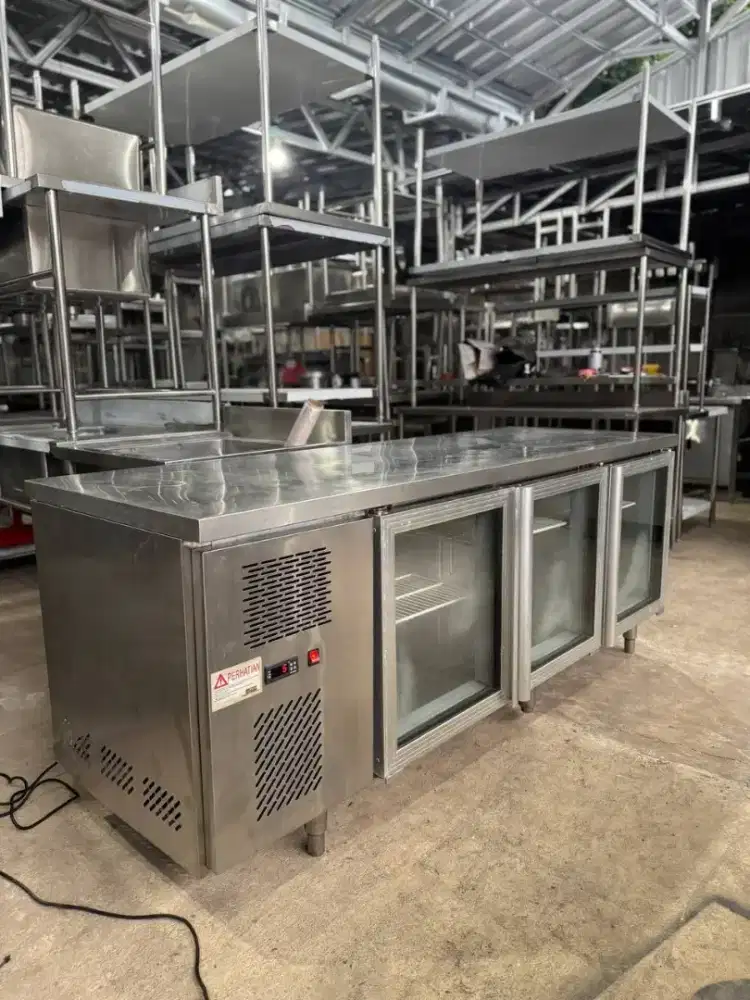 UNDERCOUNTER CHILLER 3 PINTU GLASS DOOR CROWN

Uk 200x70x84

Mesin Ori
