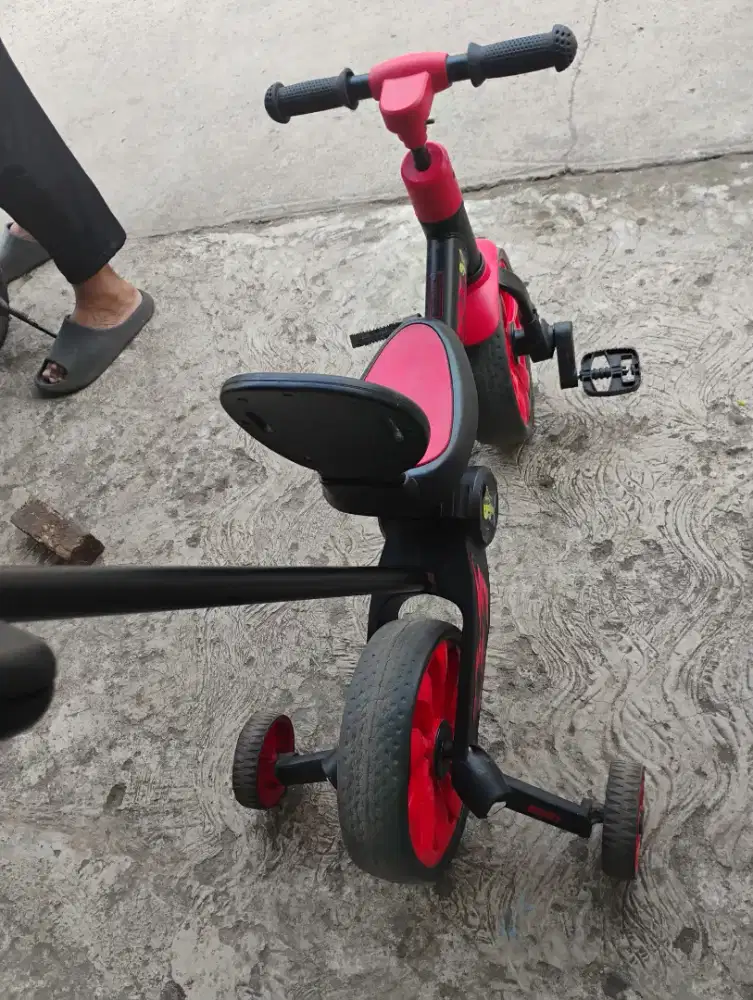 Skuter / sepeda roda tiga