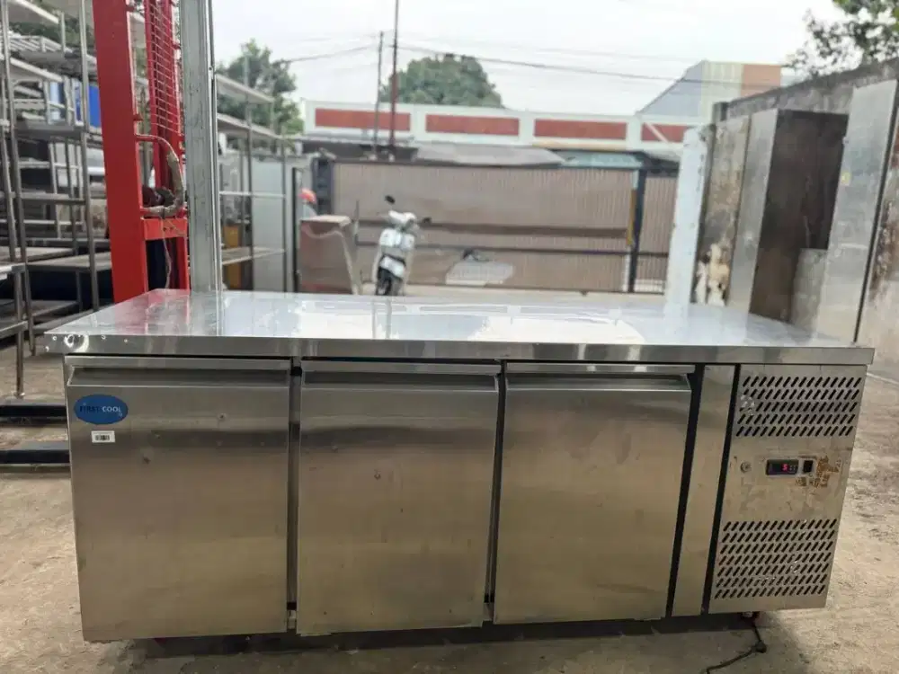 UNDERCOUNTER CHILLER 3 PINTU FIRST COOL

Uk 180x70x80

HARGA 7.500.000