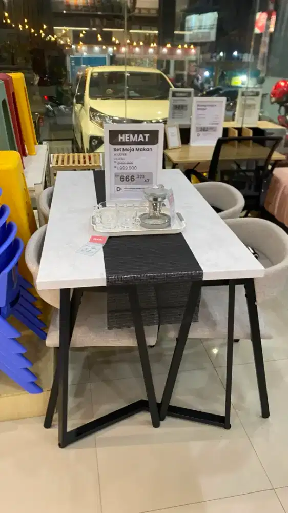 Meja makan Harper